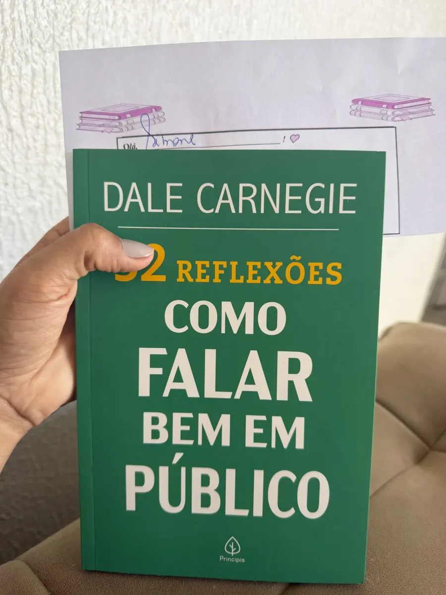 Leitor segurando o livro
