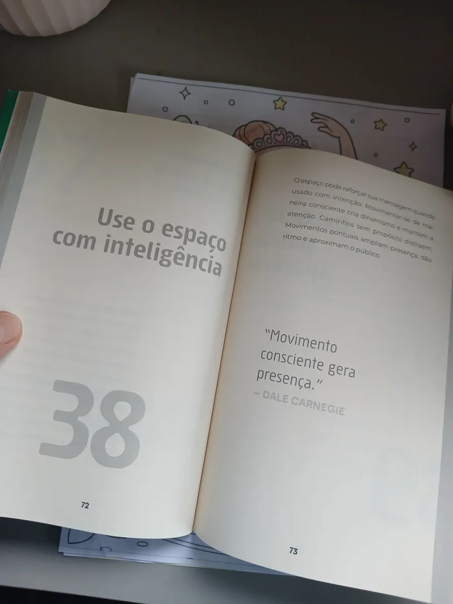 Livro aberto mostrando suas páginas